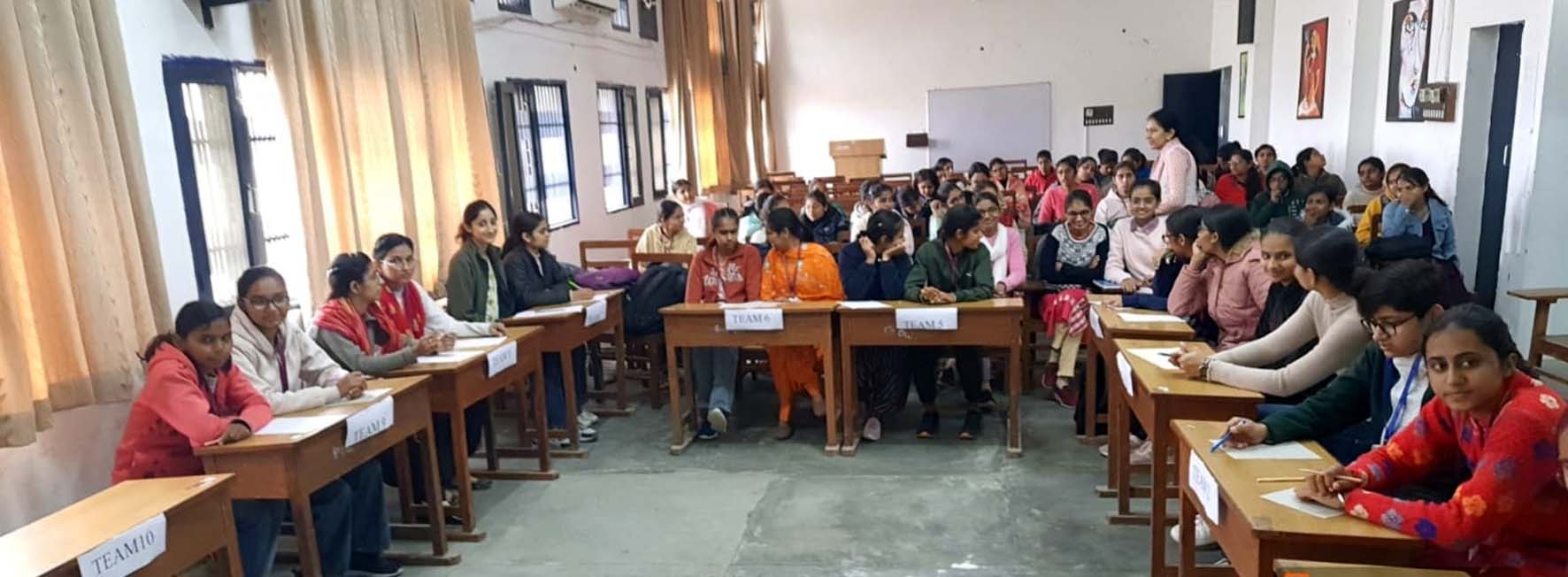 गणित विभाग की प्रश्नोत्तरी प्रतियोगिता में उपस्थित छात्राएं व कॉलेज प्राध्यापक। गणित विभाग की प्रश्नोत्तरी प्रतियोगिता में उपस्थित छात्राएं व कॉलेज प्राध्यापक।