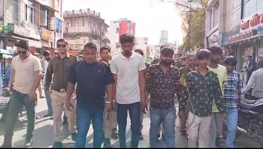 रंगदारी मांगने वाले 6 आरोपी गिरफ्तार, पुलिस ने जुलूस निकाला रंगदारी मांगने वाले 6 आरोपी गिरफ्तार, पुलिस ने जुलूस निकाला