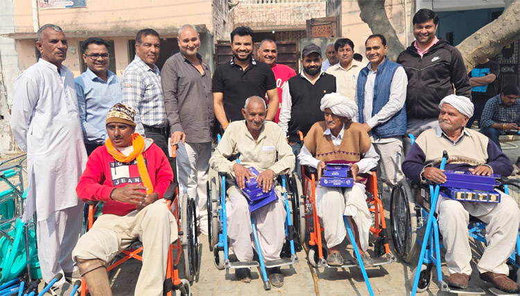 21 Snp-1 सोनीपत: विधायक देेवंद्र कादियान दिव्यांग व वरिष्ठ जनों को सहायक उपकरण का वितरित करते हुए। 21 Snp-1 सोनीपत: विधायक देेवंद्र कादियान दिव्यांग व वरिष्ठ जनों को सहायक उपकरण का वितरित करते हुए।