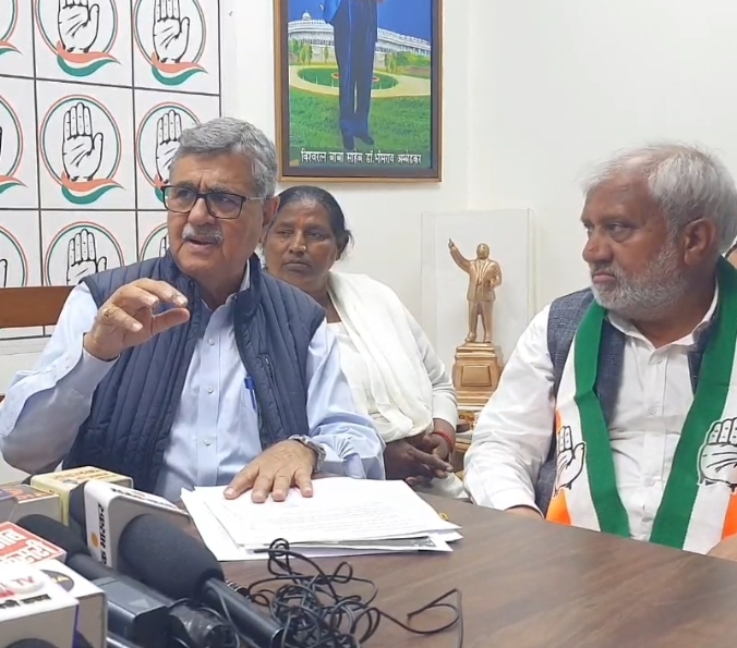 फोटो कैप्शनः 21 आरटीकेः 2 कांग्रेस विधायक भारत भूषण बतरा पत्रकारों से बातचीत करते हुए। ------- फोटो कैप्शनः 21 आरटीकेः 2 कांग्रेस विधायक भारत भूषण बतरा पत्रकारों से बातचीत करते हुए। -------