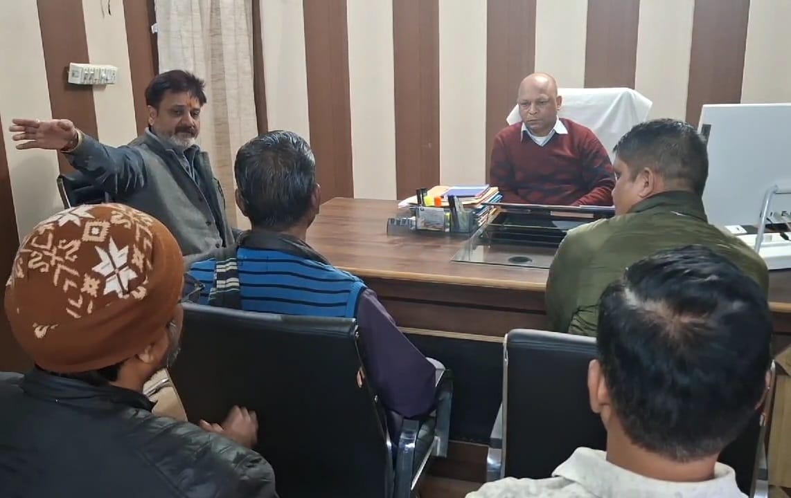 लघु व्यापारी वार्ता करते हुए लघु व्यापारी वार्ता करते हुए
