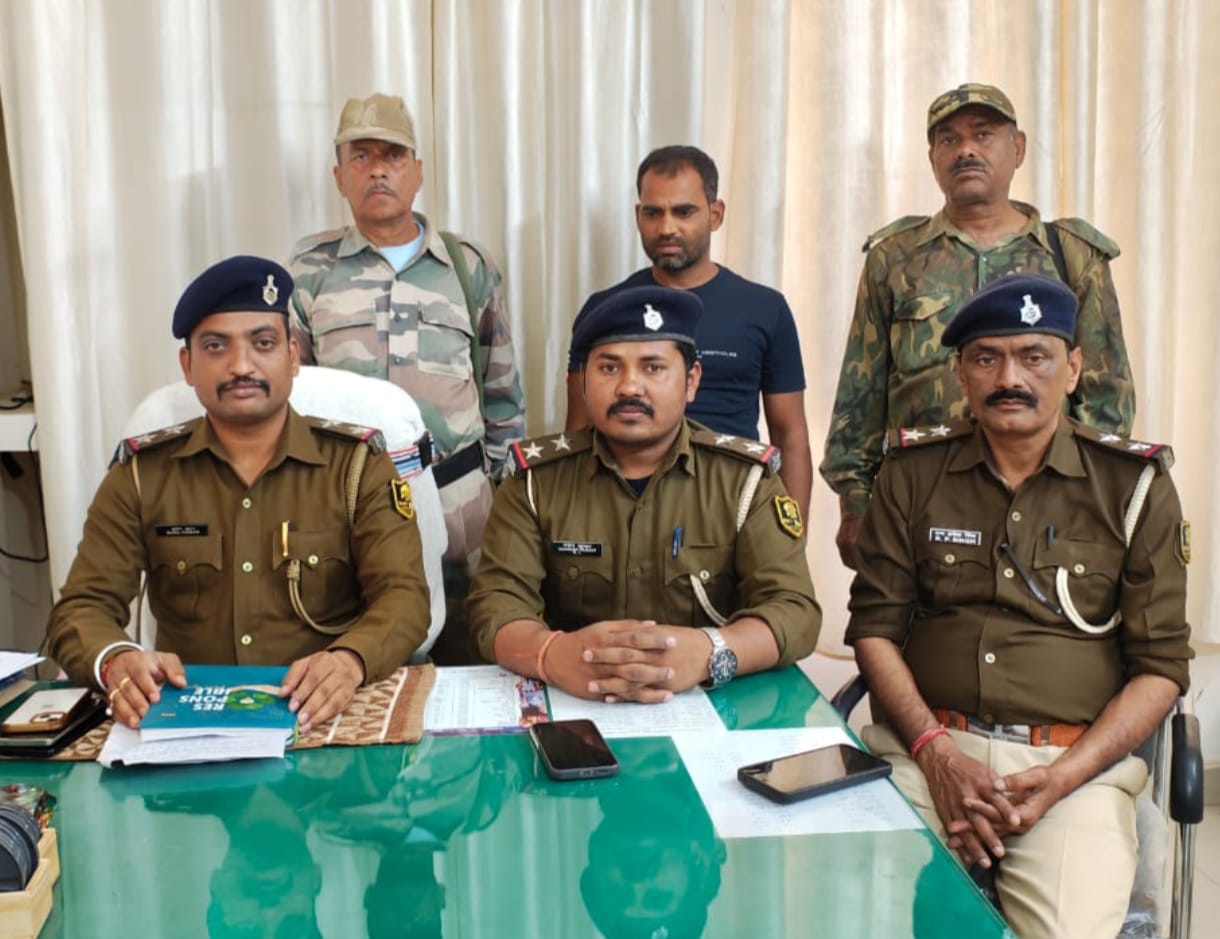 पुलिस टीम के गिरफ्त में इनामी शराब धंधेबाज पुलिस टीम के गिरफ्त में इनामी शराब धंधेबाज
