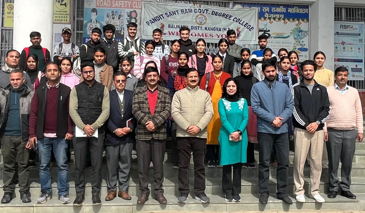 जागरूकता कार्यक्रम के दौरान मौजूद बिजली उपभोक्ता। जागरूकता कार्यक्रम के दौरान मौजूद बिजली उपभोक्ता।