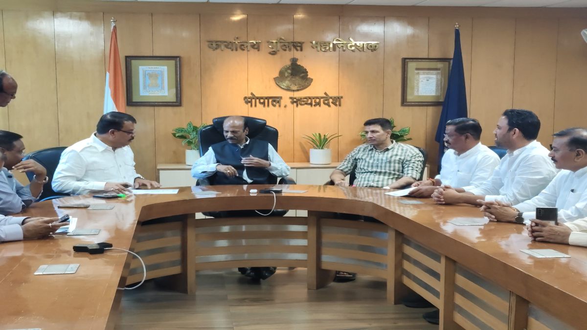 कांग्रेस विधायक नारायण पट्टा और उनके परिवार के साथ मारपीट मामले में कांग्रेस नेताओं ने की डीजीपी से मुलाकात कांग्रेस विधायक नारायण पट्टा और उनके परिवार के साथ मारपीट मामले में कांग्रेस नेताओं ने की डीजीपी से मुलाकात