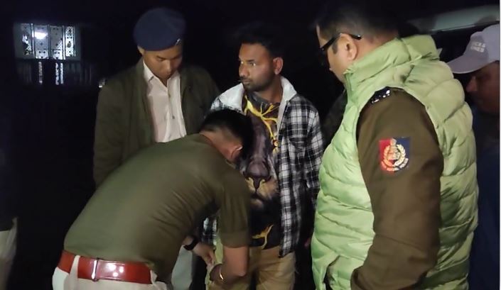 ब्राउन शुगर के साथ गिरफ्तार युवक की पुलिस तलाश लेते हुए ब्राउन शुगर के साथ गिरफ्तार युवक की पुलिस तलाश लेते हुए