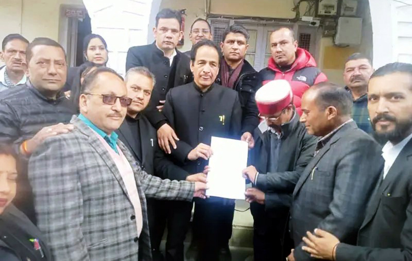 अपर जिलाधिकारी को ज्ञापन सोंपते जिला बार संघ के अधिवक्ता। अपर जिलाधिकारी को ज्ञापन सोंपते जिला बार संघ के अधिवक्ता।
