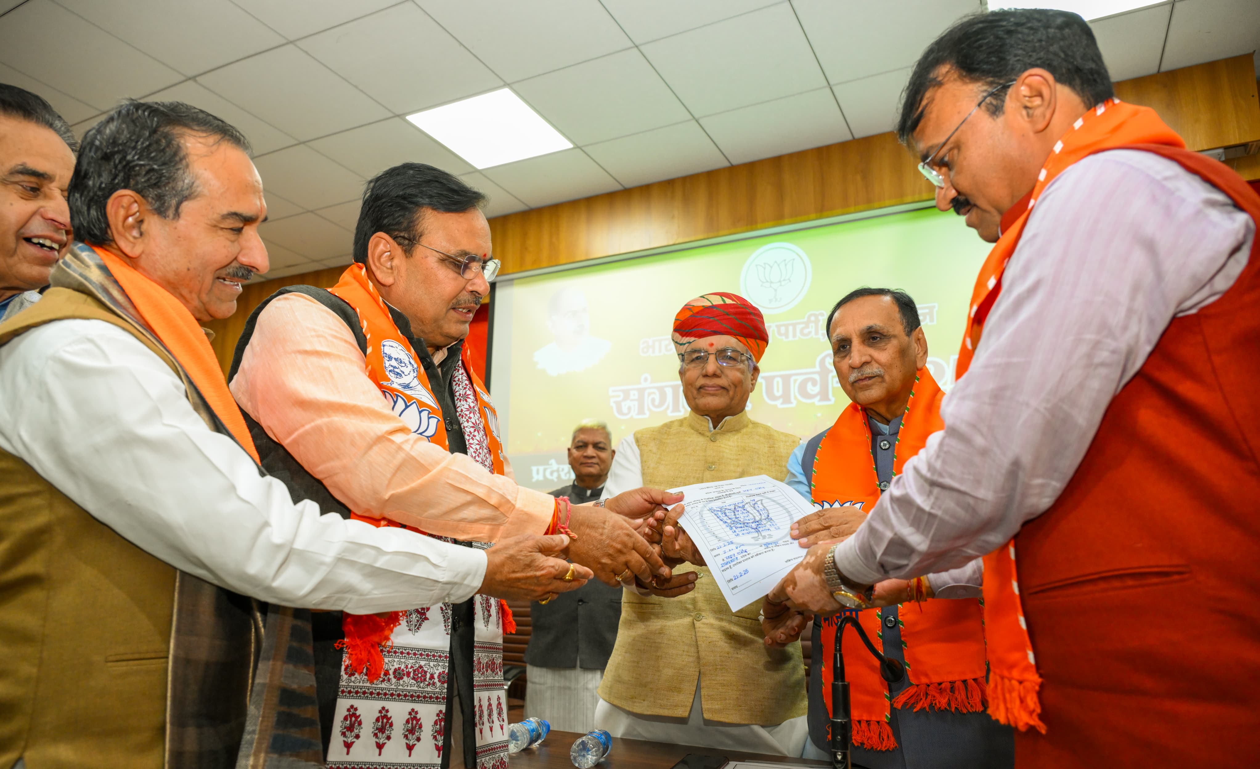 भाजपा प्रदेश अध्यक्ष के लिए मदन राठौड़ के समर्थन में 5 प्रस्तावकों ने पेश किया नामांकन भाजपा प्रदेश अध्यक्ष के लिए मदन राठौड़ के समर्थन में 5 प्रस्तावकों ने पेश किया नामांकन
