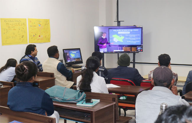 विभिन्न पहलुओं के विषय में जानकारी लेते हुए प्रतिभागी। विभिन्न पहलुओं के विषय में जानकारी लेते हुए प्रतिभागी।