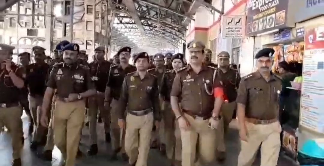 निरीक्षण के दौरान एडीजी और अन्य अधिकारी निरीक्षण के दौरान एडीजी और अन्य अधिकारी