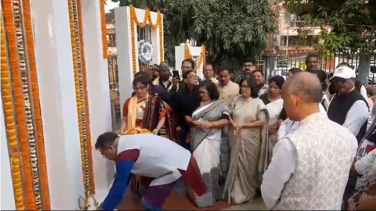 सिलीगुड़ी में अंतरराष्ट्रीय मातृभाषा दिवस पर शहीदों को नमन करते मेयर और डिप्टी मेयर सिलीगुड़ी में अंतरराष्ट्रीय मातृभाषा दिवस पर शहीदों को नमन करते मेयर और डिप्टी मेयर