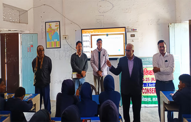 कार्यक्रम में संबोधित करते जिला शिक्षा अधिकारी संतोष चौहान। कार्यक्रम में संबोधित करते जिला शिक्षा अधिकारी संतोष चौहान।