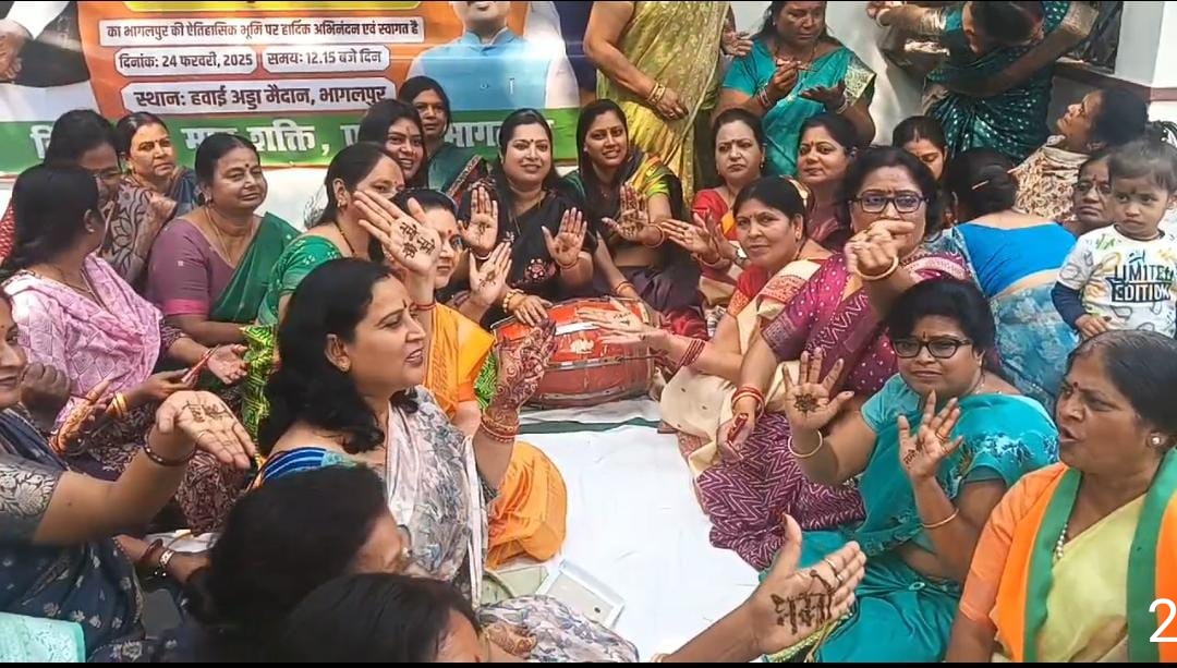 कार्यक्रम में शामिल महिलाएं कार्यक्रम में शामिल महिलाएं