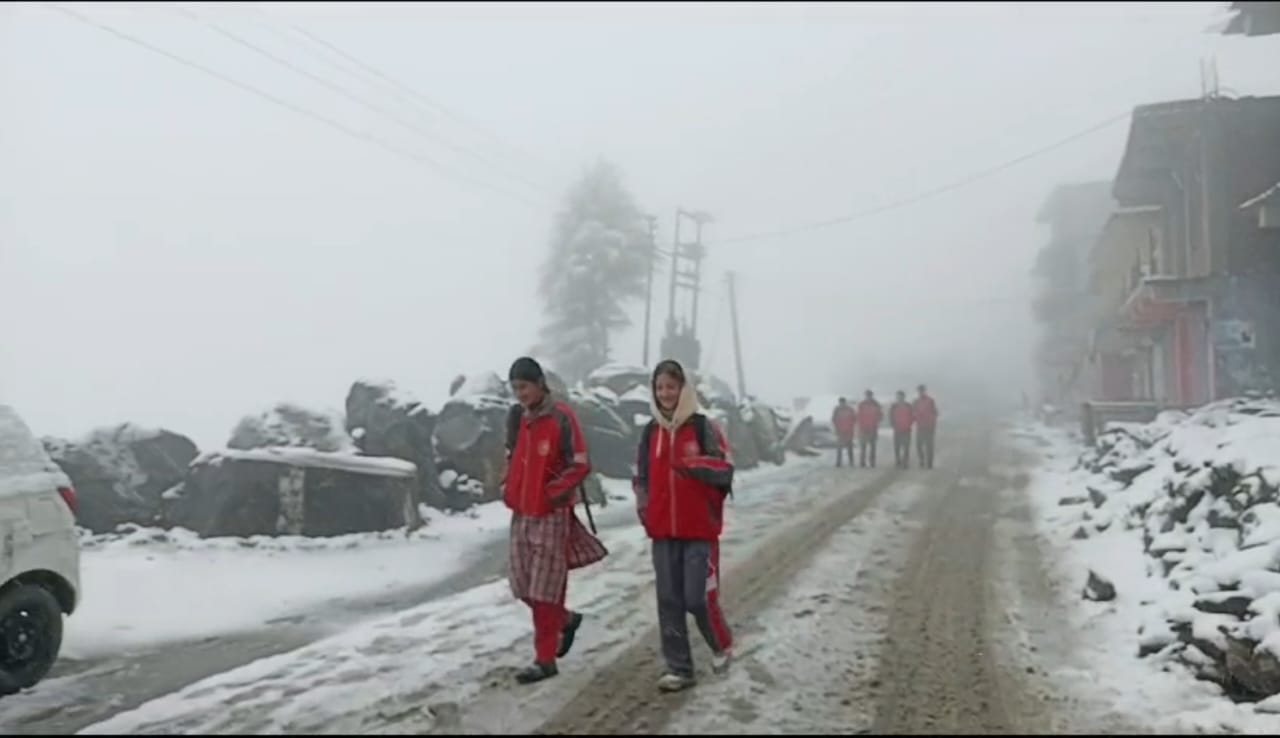 बर्फ के बीच स्कूल जातीं छात्राएं