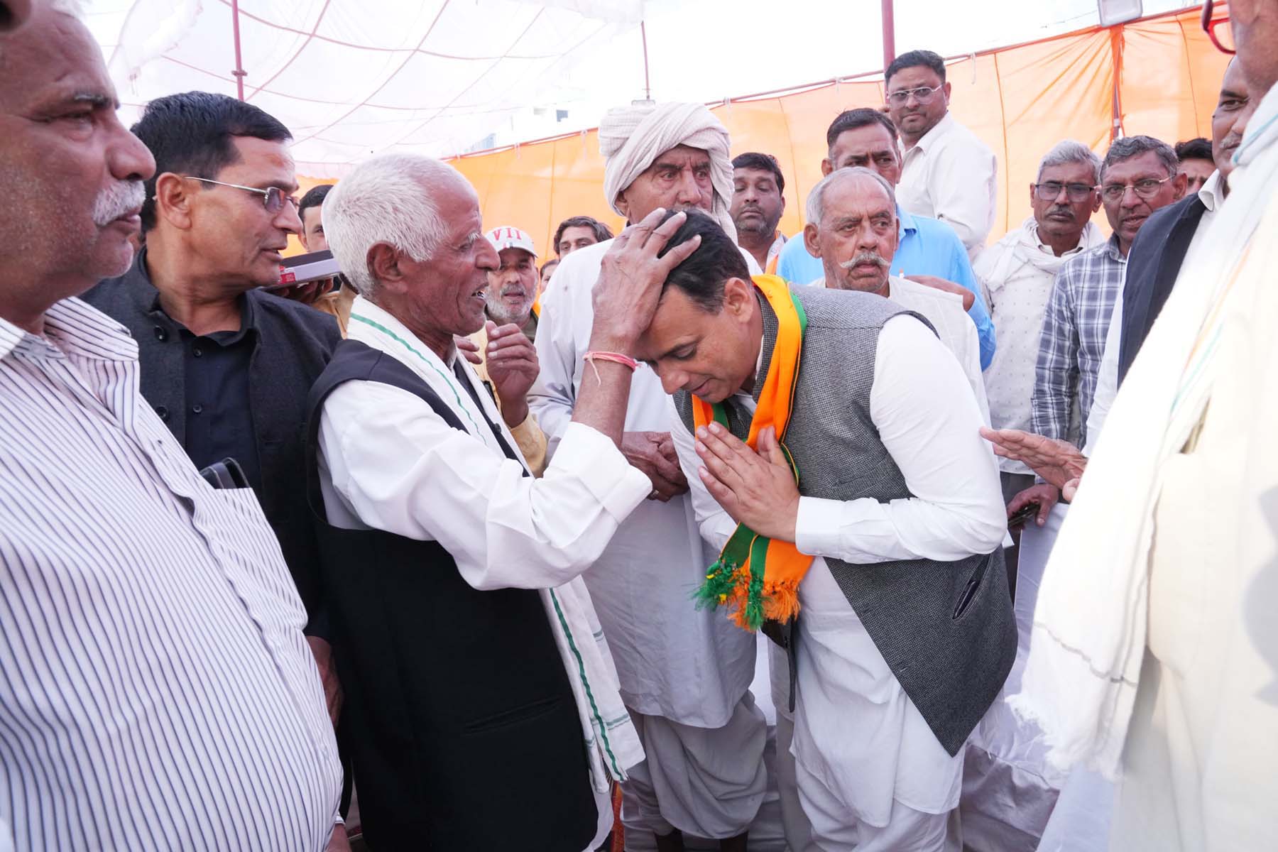 फोटो नंबर-07: गुरुग्राम के सेक्टर-82 में भाजपा के मानेसर से मेयर प्रत्याशी सरपंच सुंदर लाल यादव को आशीर्वाद देते उनके पैतृक गांव सिकंदरपुर के लोग। फोटो नंबर-07: गुरुग्राम के सेक्टर-82 में भाजपा के मानेसर से मेयर प्रत्याशी सरपंच सुंदर लाल यादव को आशीर्वाद देते उनके पैतृक गांव सिकंदरपुर के लोग।