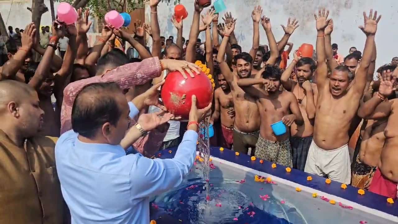 जेल में नहाते कैदी जेल में नहाते कैदी