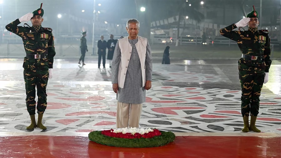बांग्लादेश की अंतरिम सरकार के मुख्य सलाहकार डॉ. मोहम्मद यूनुस केंद्रीय शहीद मीनार पर पुष्पांजलि अर्पित करते। बांग्लादेश की अंतरिम सरकार के मुख्य सलाहकार डॉ. मोहम्मद यूनुस केंद्रीय शहीद मीनार पर पुष्पांजलि अर्पित करते।
