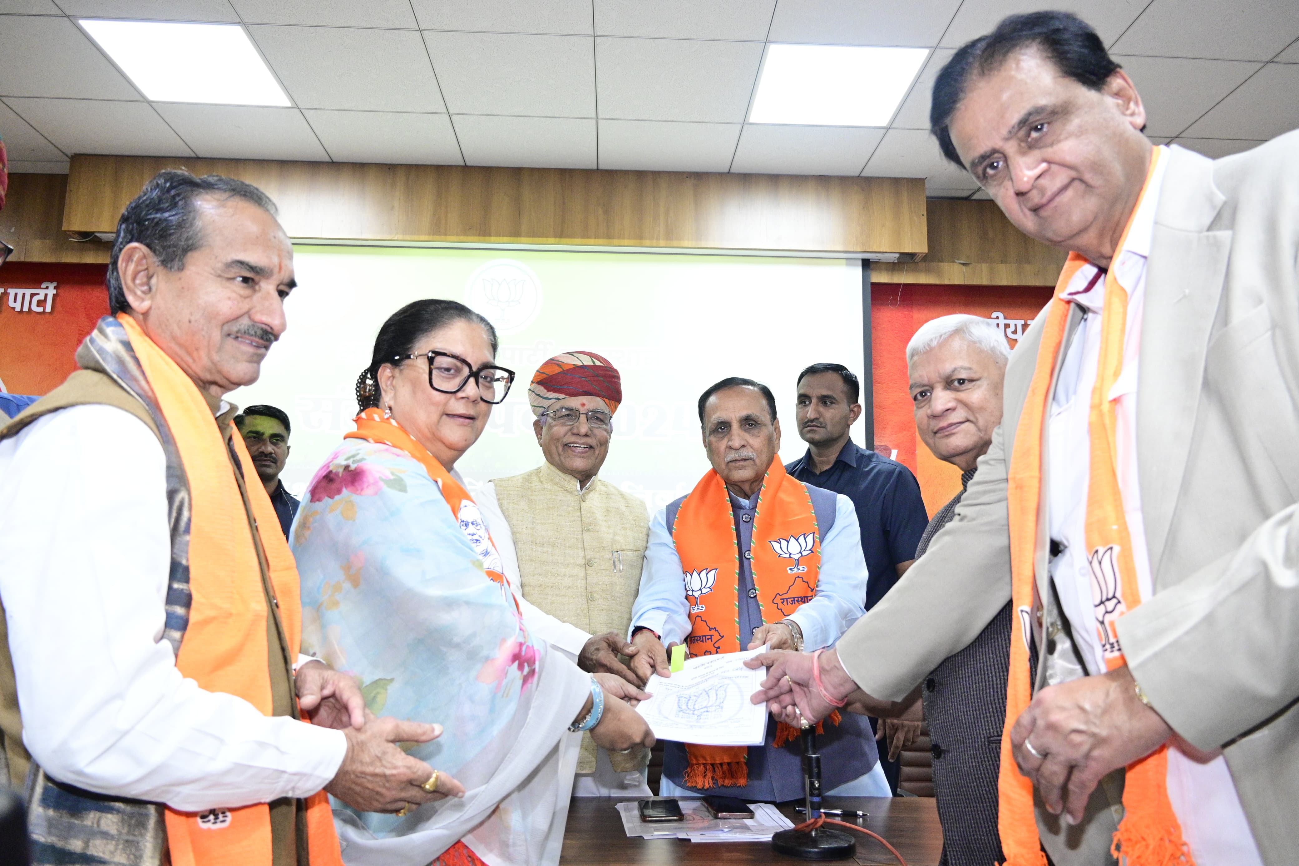 भाजपा प्रदेश अध्यक्ष के लिए मदन राठौड़ के समर्थन में 5 प्रस्तावकों ने पेश किया नामांकन भाजपा प्रदेश अध्यक्ष के लिए मदन राठौड़ के समर्थन में 5 प्रस्तावकों ने पेश किया नामांकन