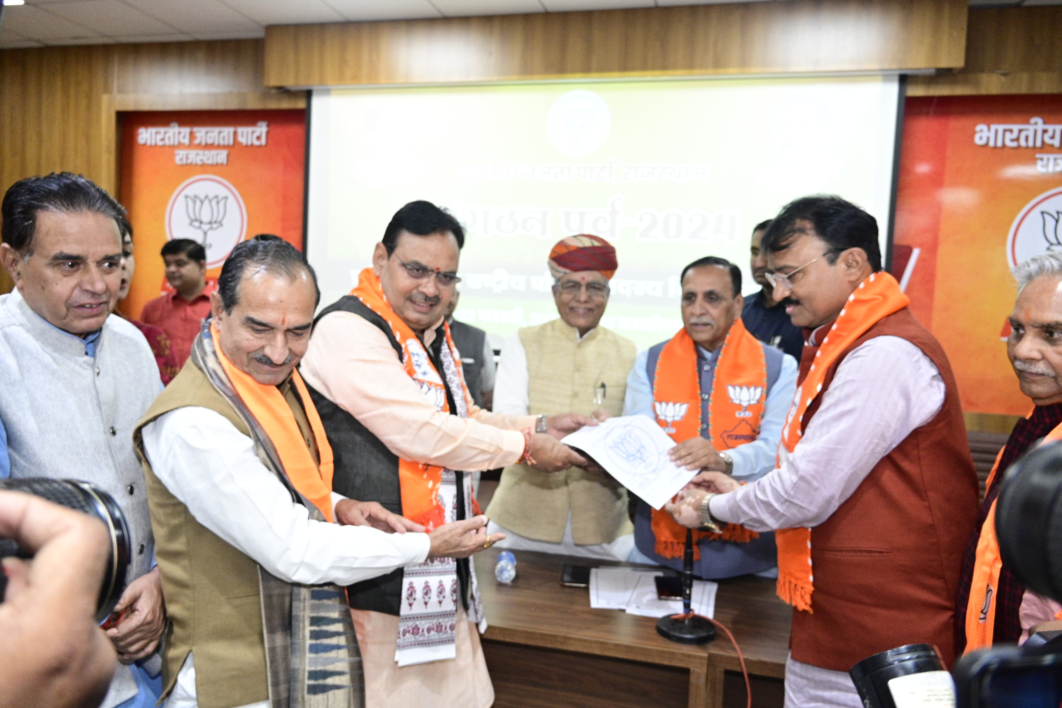 भाजपा प्रदेश अध्यक्ष के लिए मदन राठौड़ के समर्थन में 5 प्रस्तावकों ने पेश किया नामांकन भाजपा प्रदेश अध्यक्ष के लिए मदन राठौड़ के समर्थन में 5 प्रस्तावकों ने पेश किया नामांकन