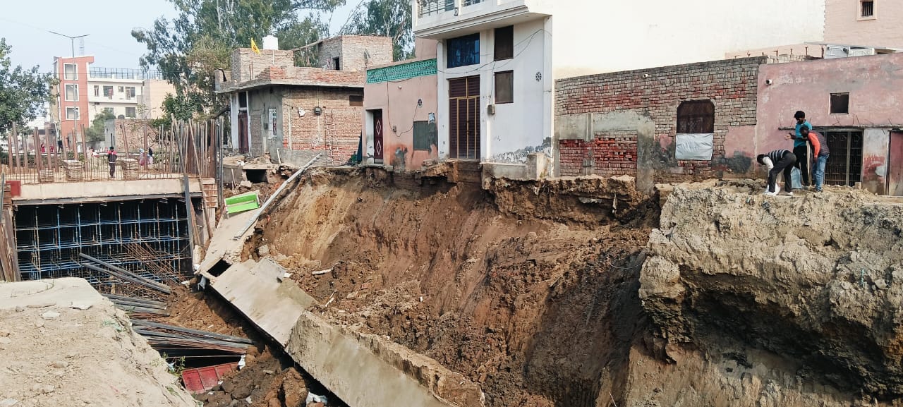 घरो के आगे से खिसकी जमीन, बाहर निकलने का अब कोई रास्ता नहीं बचा घरो के आगे से खिसकी जमीन, बाहर निकलने का अब कोई रास्ता नहीं बचा