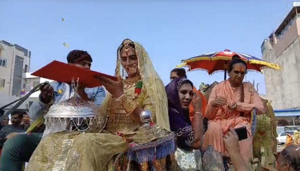 अखिल भारतीय किन्नर महासम्मेलन: किन्नर समाज ने निकाली गाजे—बाजे से भव्य शोभायात्रा अखिल भारतीय किन्नर महासम्मेलन: किन्नर समाज ने निकाली गाजे—बाजे से भव्य शोभायात्रा