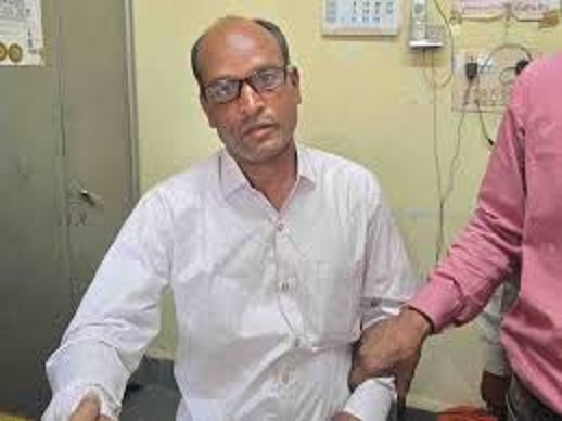 लाेकायुक्त ने श्रम विभाग के एक बाबू को 1800 रुपए की रिश्वत लेते हुए रंगे हाथाें पकड़ा लाेकायुक्त ने श्रम विभाग के एक बाबू को 1800 रुपए की रिश्वत लेते हुए रंगे हाथाें पकड़ा