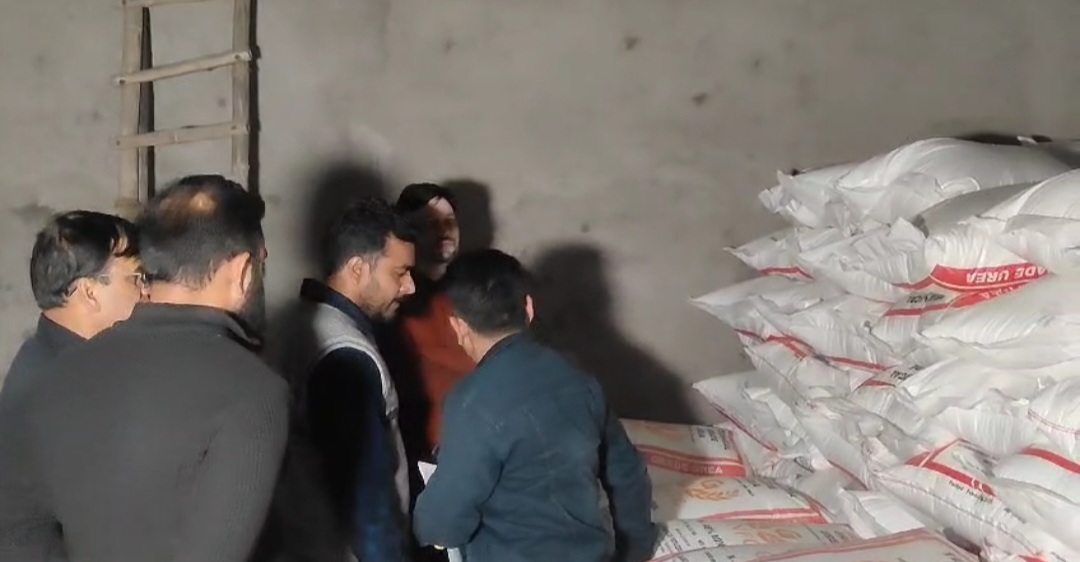 उड़न दस्ते की टीम गोदाम की जांच करते हुए उड़न दस्ते की टीम गोदाम की जांच करते हुए