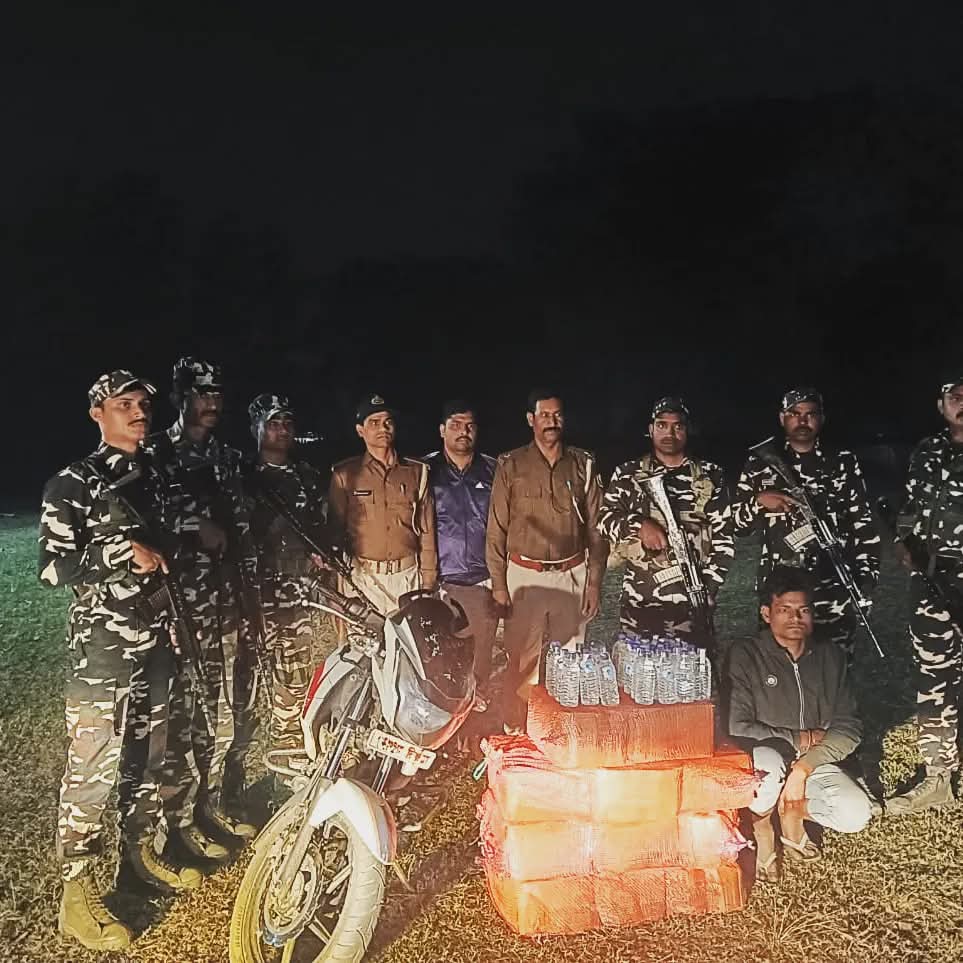 अररिया फोटो:शराब और तस्कर के साथ एसएसबी जवान अररिया फोटो:शराब और तस्कर के साथ एसएसबी जवान