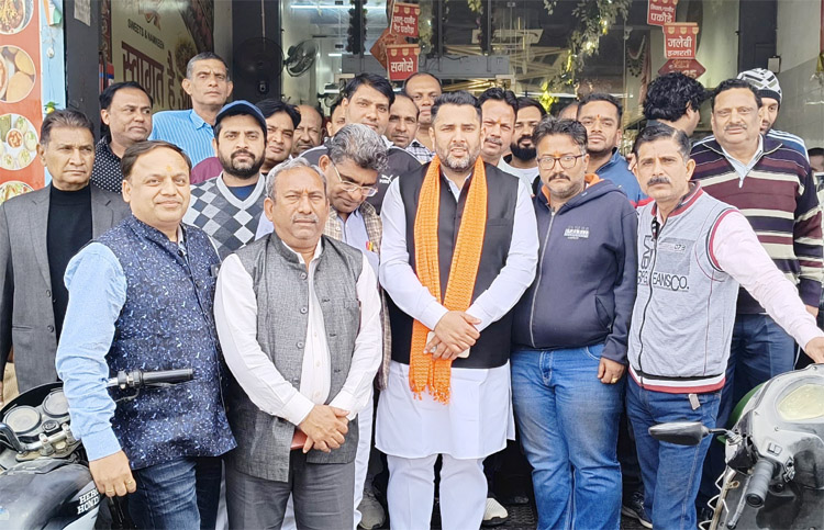 22 Snp-2  सोनीपत: जिला व्यापार मंडल के     सदस्यों ने मुरथल रोड का निर्माण कार्य शुरू करवाने पर विधायक निखिल मदान का आभार जताते     हुए।