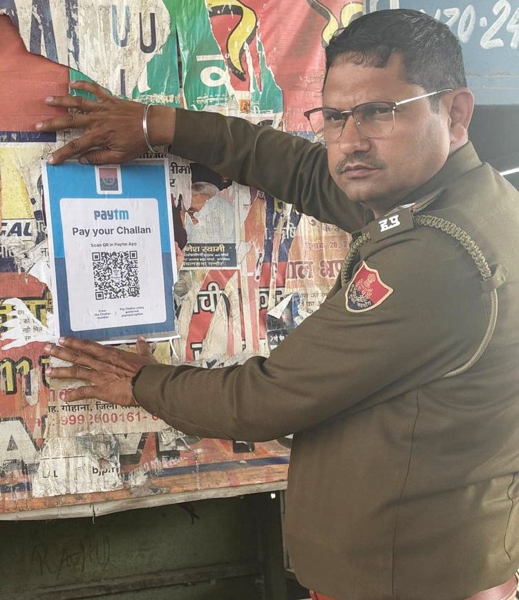 22 Snp-4 सोनीपत: क्यू आर कोड को चस्पा करते हुए पुलिस अधिकारी 22 Snp-4 सोनीपत: क्यू आर कोड को चस्पा करते हुए पुलिस अधिकारी