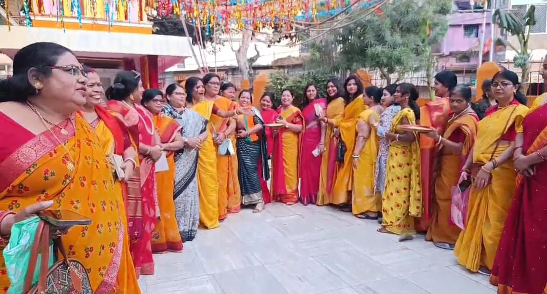 अक्षत बांटती महिलाएं