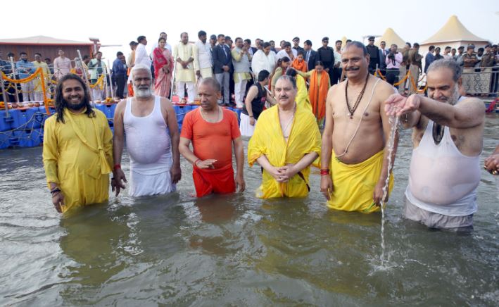 संगम में स्ननान करते जेपी नड्डा संगम में स्ननान करते जेपी नड्डा