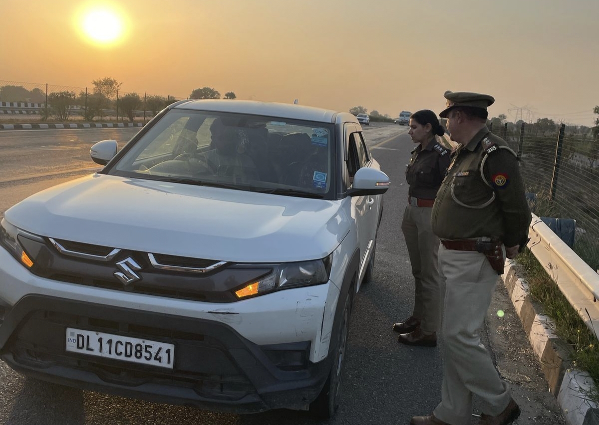 जांच करती पुलिस जांच करती पुलिस
