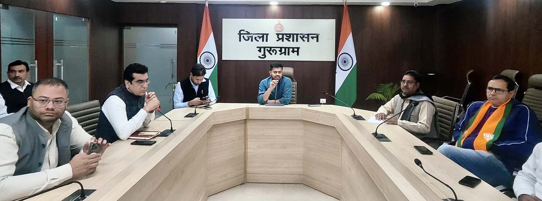 फोटो नंबर-01: गुरुग्राम में निकाय चुनाव को लेकर ईवीएम मशीनों के अनुक्रमांक तय करने को लेकर बैठक में मौजूद अधिकारी।