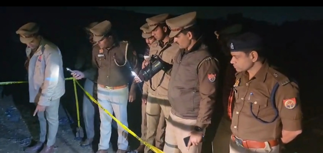 मौके पर जांच करती पुलिस टीम मौके पर जांच करती पुलिस टीम