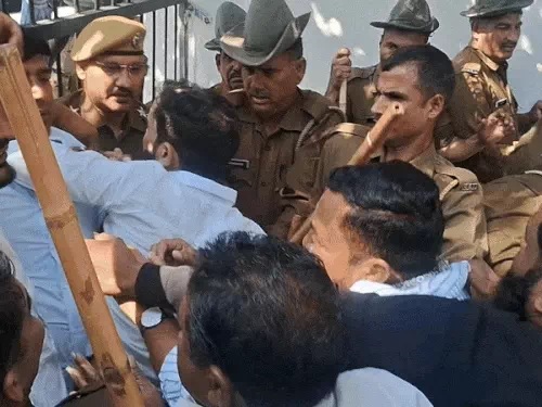 कांग्रेस कार्यकर्ताओं को कलेक्ट्रेट में घुसने से रोकती पुलिस। कांग्रेस कार्यकर्ताओं को कलेक्ट्रेट में घुसने से रोकती पुलिस।