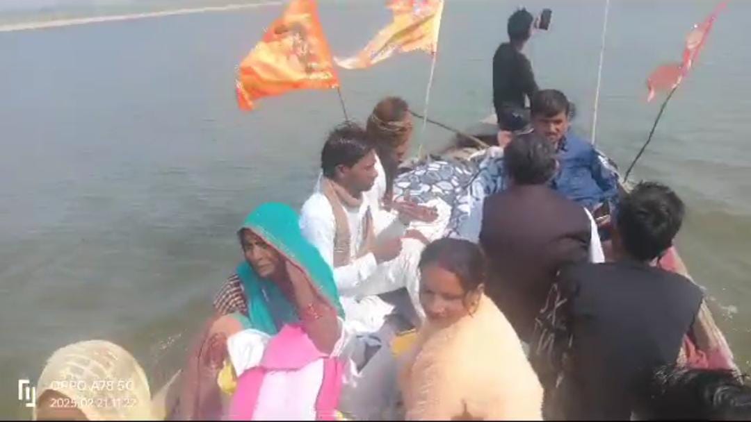 नाव से यमुना नदी होते हुये रवाना हुए 15 श्रद्धालु नाव से यमुना नदी होते हुये रवाना हुए 15 श्रद्धालु