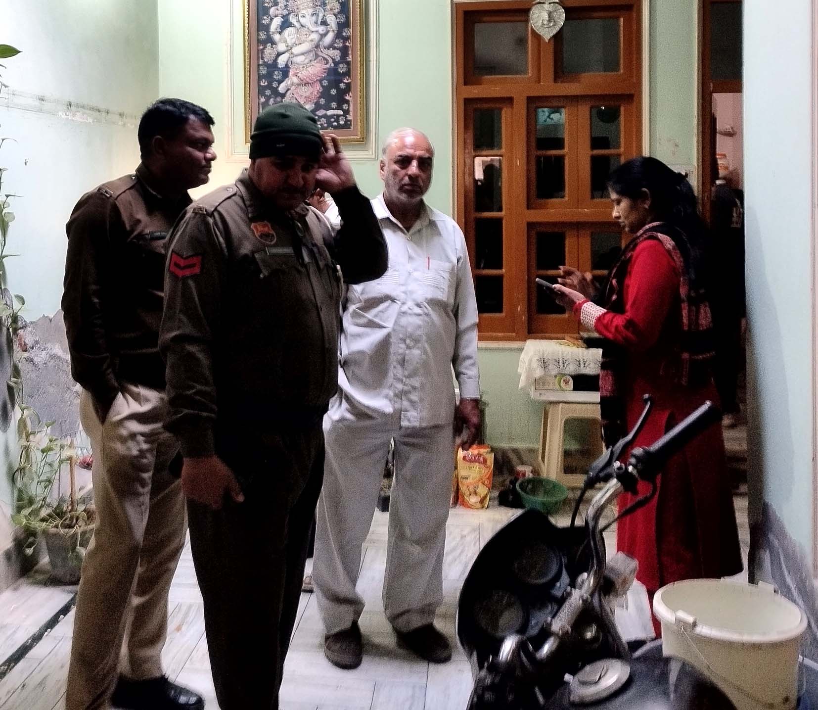 चोरी की घटना के बारे में जानकारी लेती पुलिस टीम। चोरी की घटना के बारे में जानकारी लेती पुलिस टीम।