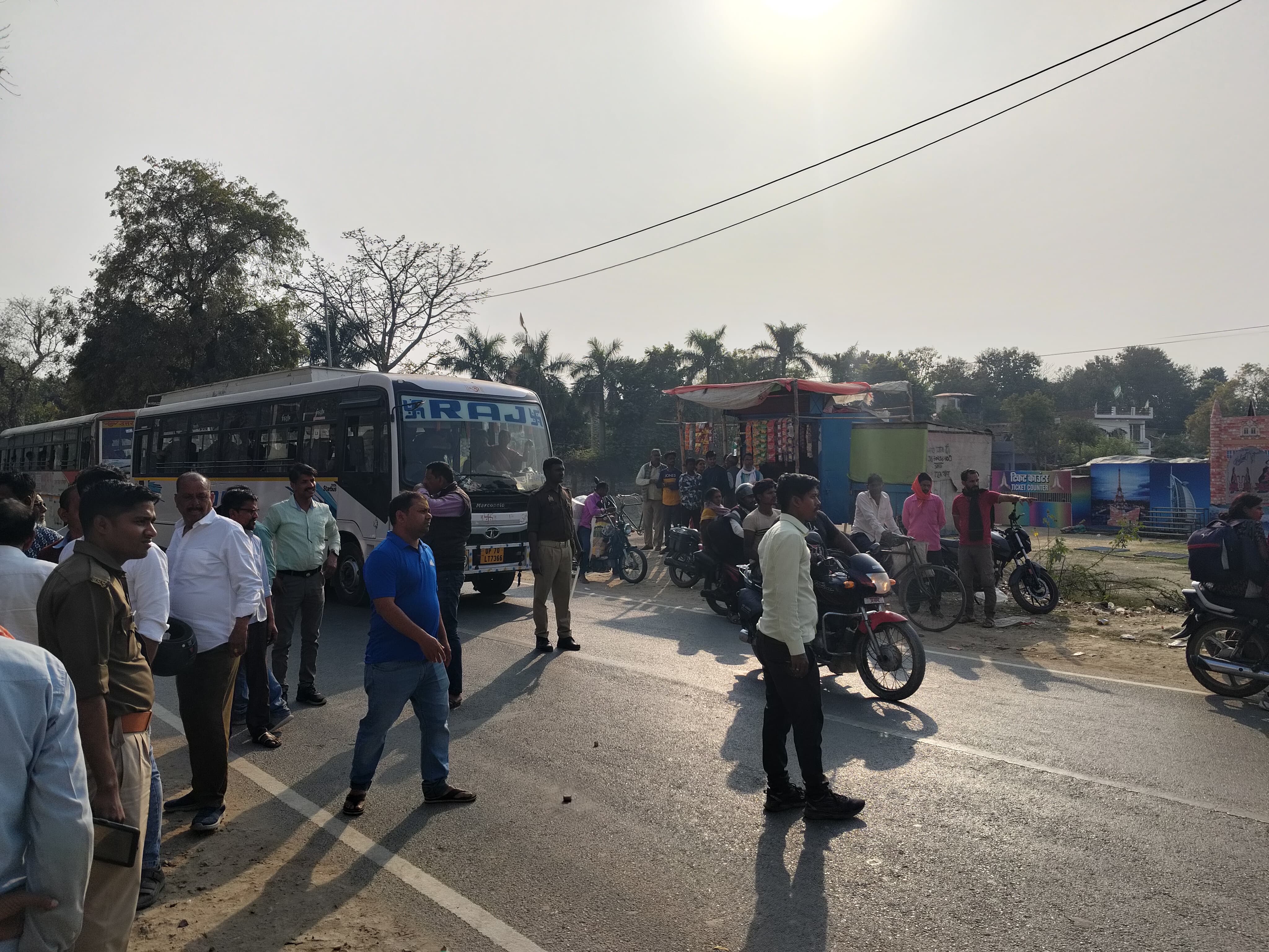 महाकुंभ से लौट रही श्रद्धालुओं की कार ने महिला को रौंदा मौत महाकुंभ से लौट रही श्रद्धालुओं की कार ने महिला को रौंदा मौत