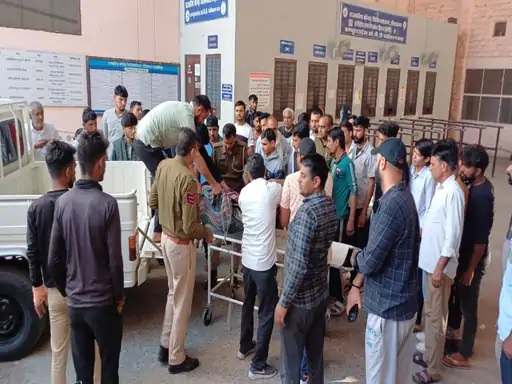 महिला और बच्चे के शव को डीडवाना के सरकारी बांगड़ अस्पताल लाया गया। महिला और बच्चे के शव को डीडवाना के सरकारी बांगड़ अस्पताल लाया गया।