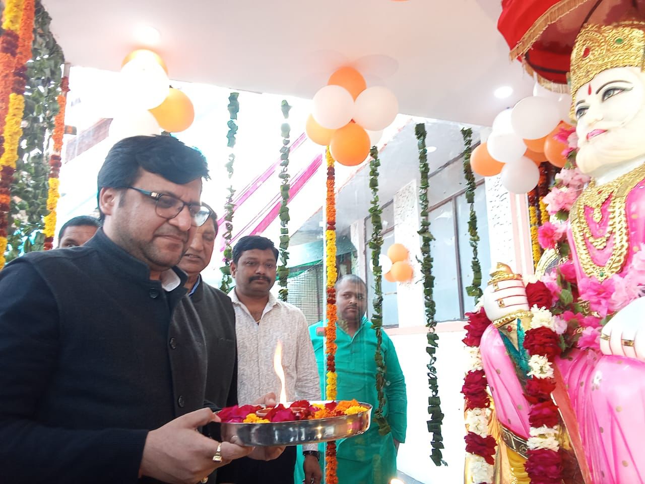 धूमधाम से आयोजित हुआ महाराजा अग्रसेन जी की भव्य प्रतिमा का अनावरण धूमधाम से आयोजित हुआ महाराजा अग्रसेन जी की भव्य प्रतिमा का अनावरण