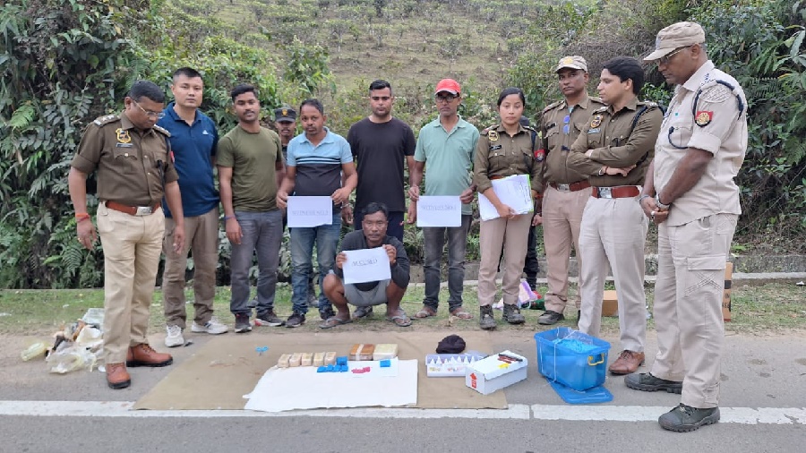 असमः कछार पुलिस द्वारा सात करोड़ से अधिक के मादक पदार्थ के साथ गिरफ्तार तस्कर की तस्वीर। असमः कछार पुलिस द्वारा सात करोड़ से अधिक के मादक पदार्थ के साथ गिरफ्तार तस्कर की तस्वीर।