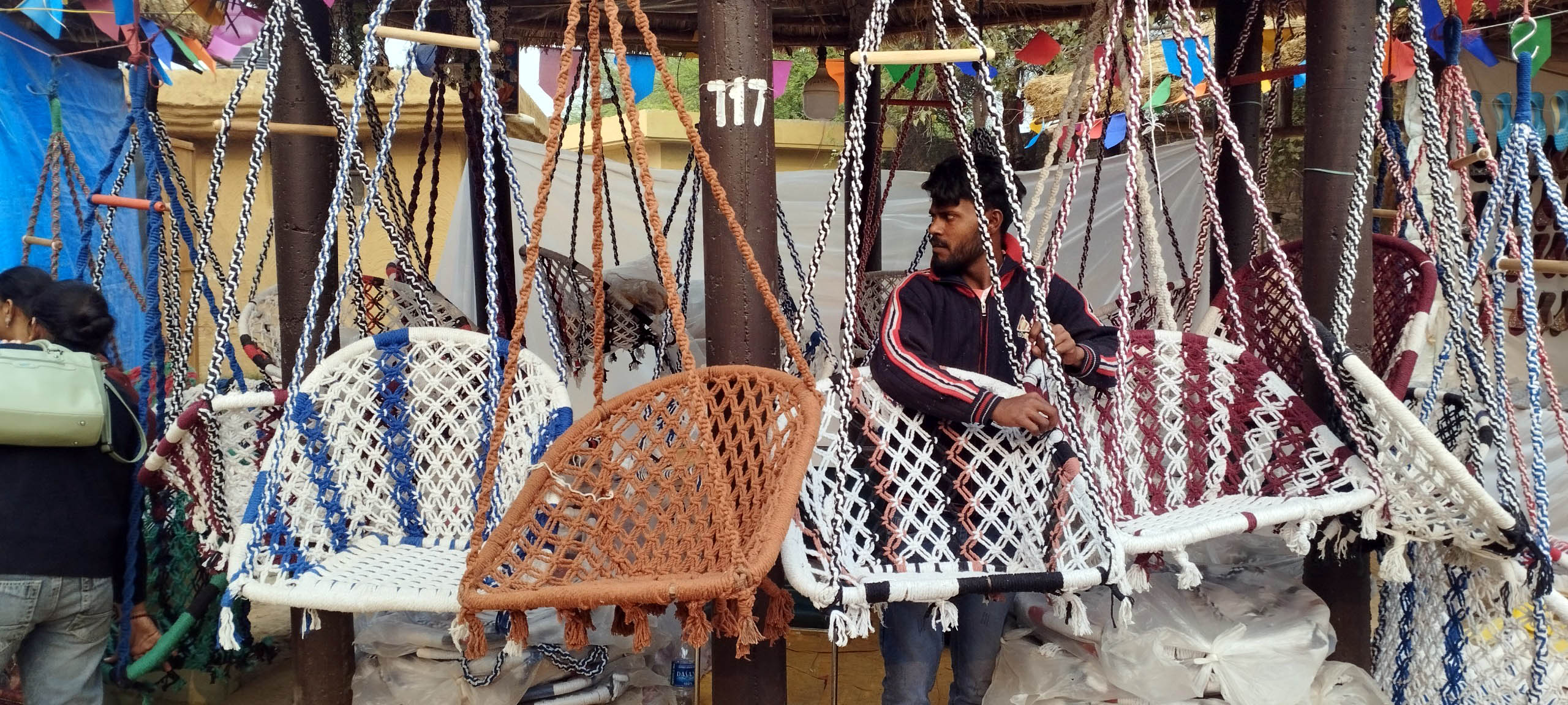 मेला परिसर में स्टॉल पर लगाए गए विभिन्न प्रकार के आकर्षक झूलों को देखते पर्यटक। मेला परिसर में स्टॉल पर लगाए गए विभिन्न प्रकार के आकर्षक झूलों को देखते पर्यटक।