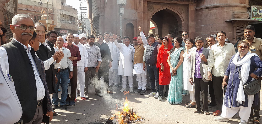 इंदिरा गांधी पर टिपपणी के विराेध में कांग्रेस ने जलाया पुतला, किया विरोध प्रदर्शन इंदिरा गांधी पर टिपपणी के विराेध में कांग्रेस ने जलाया पुतला, किया विरोध प्रदर्शन