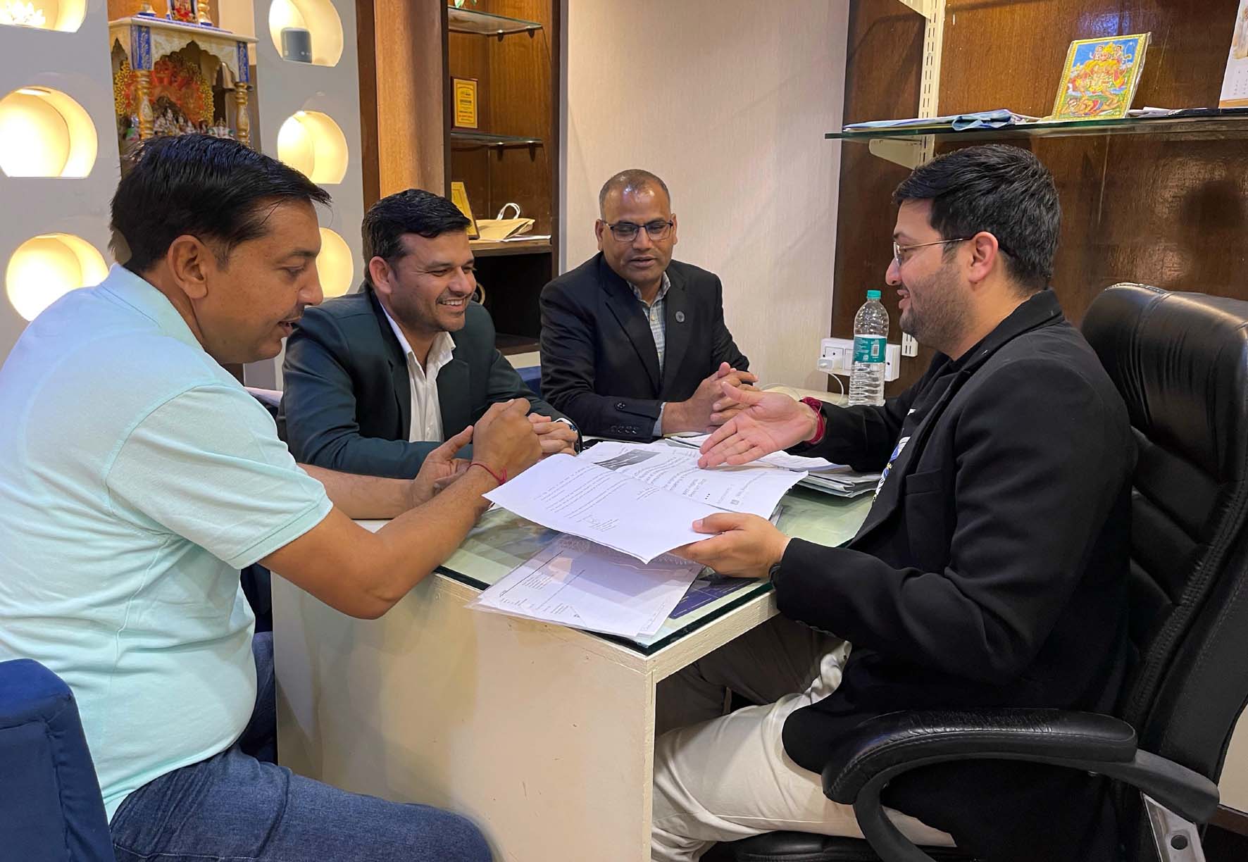 चर्चा करते हिसार बार के एडवोकेट। चर्चा करते हिसार बार के एडवोकेट।