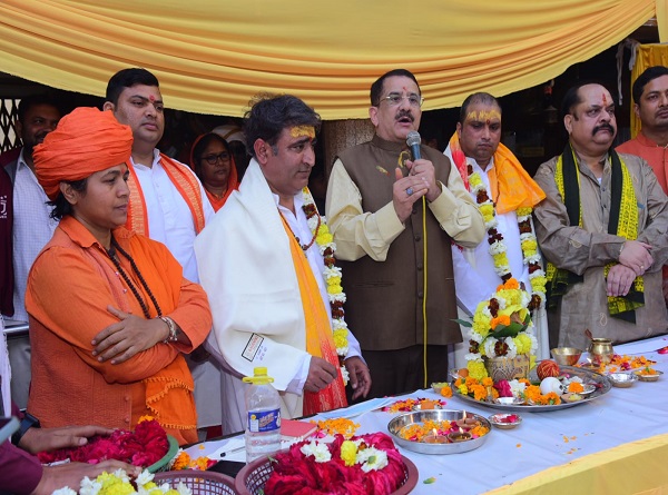 जितेंद्र नारायण सिंह त्यागी पत्रकारों को जानकारी देते हुए जितेंद्र नारायण सिंह त्यागी पत्रकारों को जानकारी देते हुए