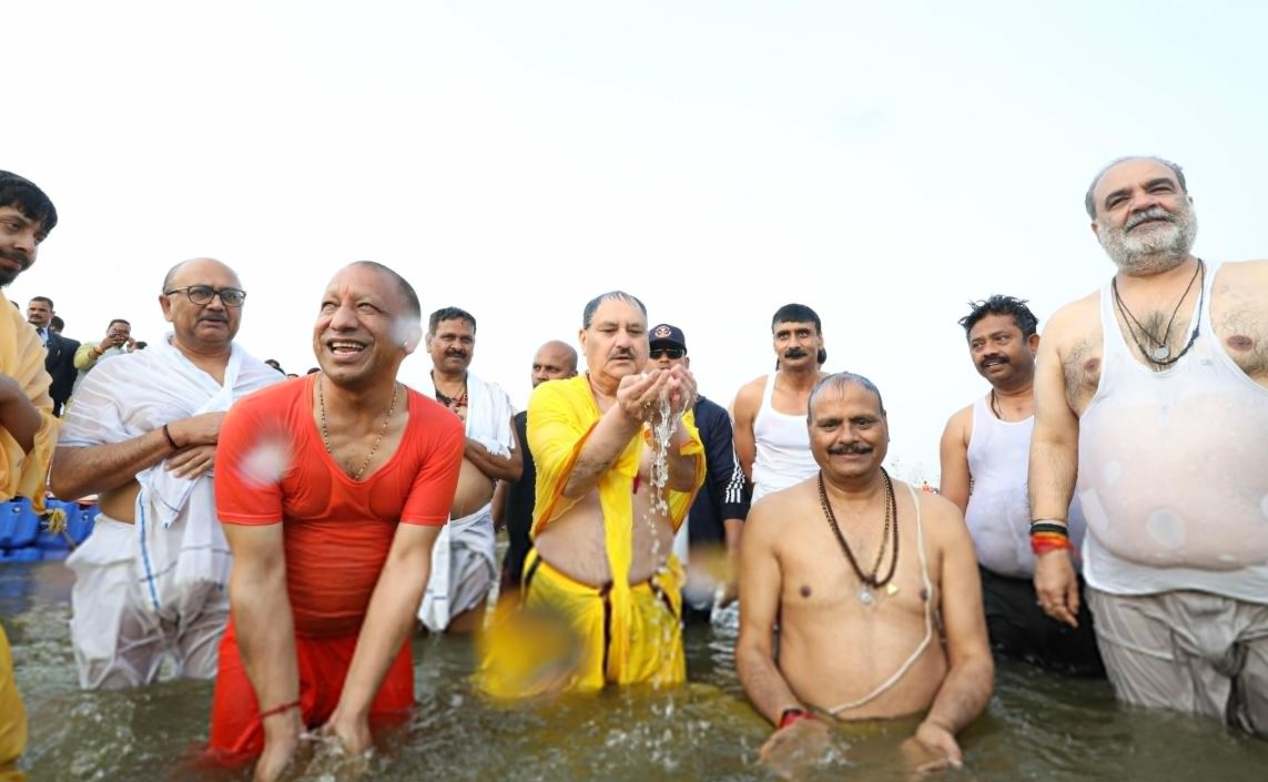 सूर्य को जल देते भाजपा अध्यक्ष जेपी नड्डा सूर्य को जल देते भाजपा अध्यक्ष जेपी नड्डा