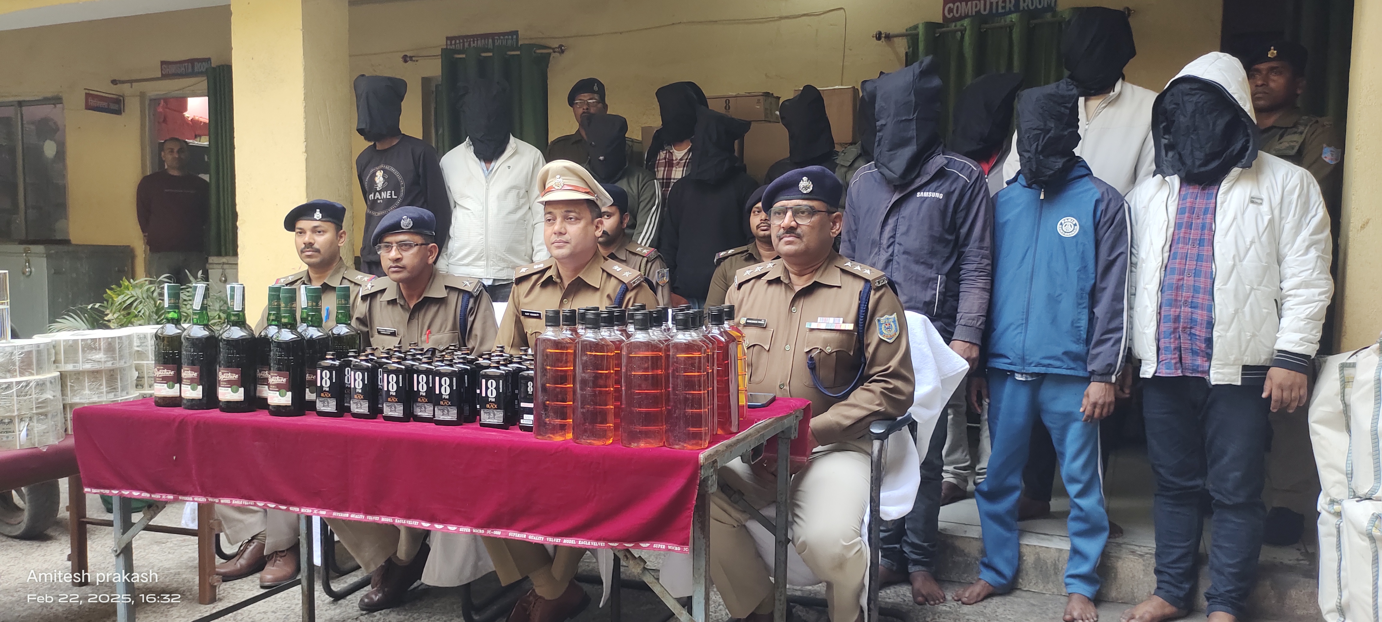 प्रेस कॉन्फ्रेंस करते एसपी अजय कुमार प्रेस कॉन्फ्रेंस करते एसपी अजय कुमार