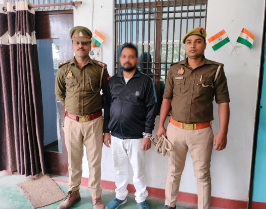 पुलिस टीम के साथ इनामी गैंग लीडर