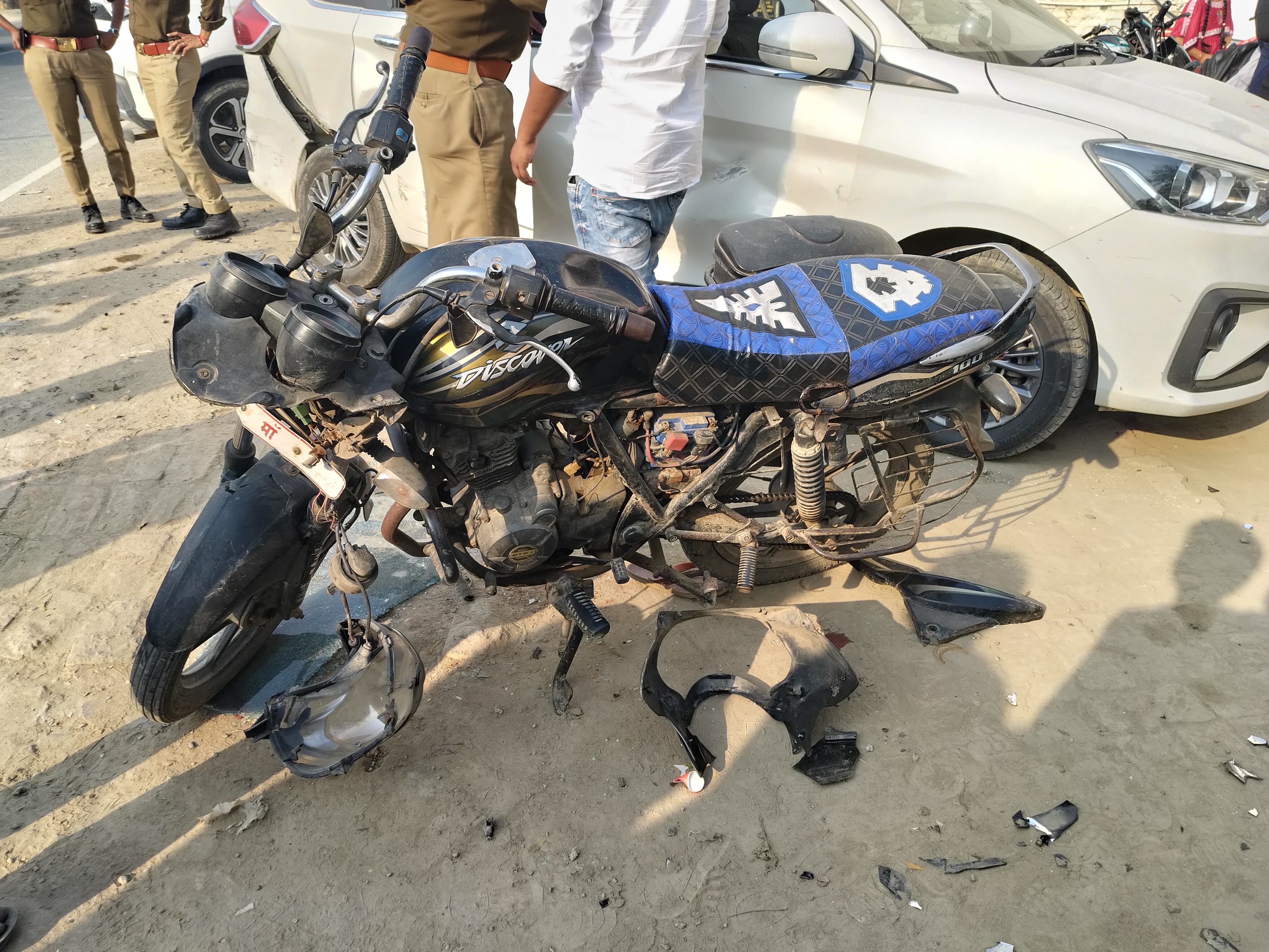 महाकुंभ से लौट रही श्रद्धालुओं की कार ने महिला को रौंदा मौत घंटना में क्षतिग्रस्त बाइक महाकुंभ से लौट रही श्रद्धालुओं की कार ने महिला को रौंदा मौत घंटना में क्षतिग्रस्त बाइक