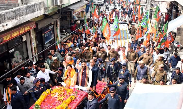 हरियाणा के मुख्यमंत्री नायब सैनी यमुनानगर में निकाय प्रत्याशियाें के समर्थन में रोड शो निकालते हुए हरियाणा के मुख्यमंत्री नायब सैनी यमुनानगर में निकाय प्रत्याशियाें के समर्थन में रोड शो निकालते हुए